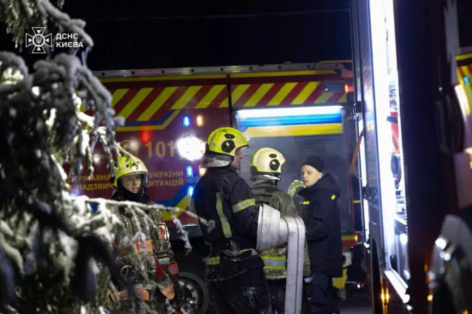 Вогонь дістався даху: у Києві майже три години гасили ресторан на Лісозахисній - 3