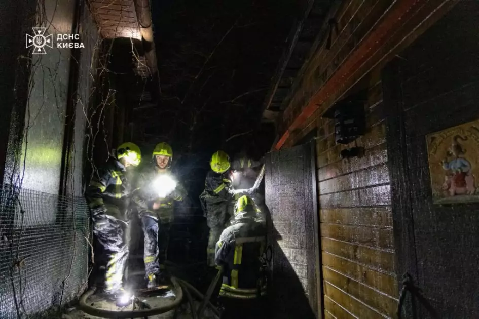 Вогонь дістався даху: у Києві майже три години гасили ресторан на Лісозахисній - 1
