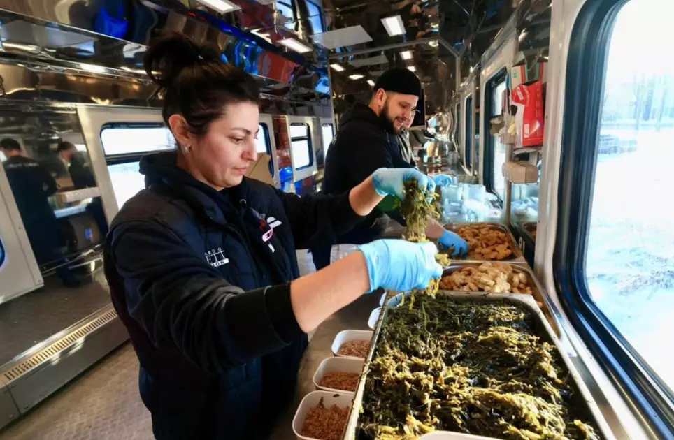 Ресторан на рейках проти блекауту: На Київщині розгорнули автономний Food Train для тисяч людей - 1
