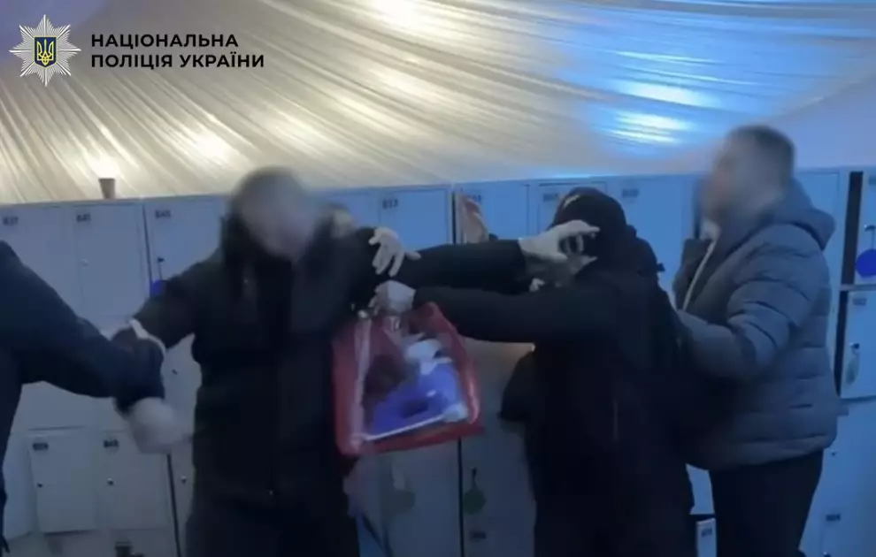 Бійка на очах у дітей: поліція знайшла молодика, який влаштував погром у роздягальні ковзанки на ВДНГ - 1