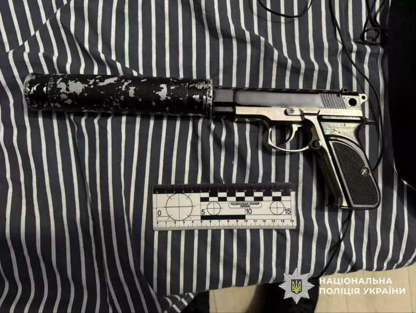 На Київщині чоловік двічі вистрілив у голову біля під’їзду: нападника затримали - 1