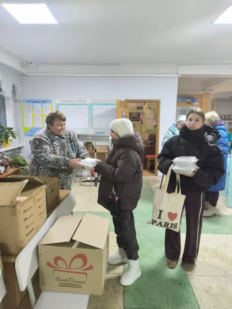 У Голосіївському районі киянам продовжують роздавати гарячі обіди - 1