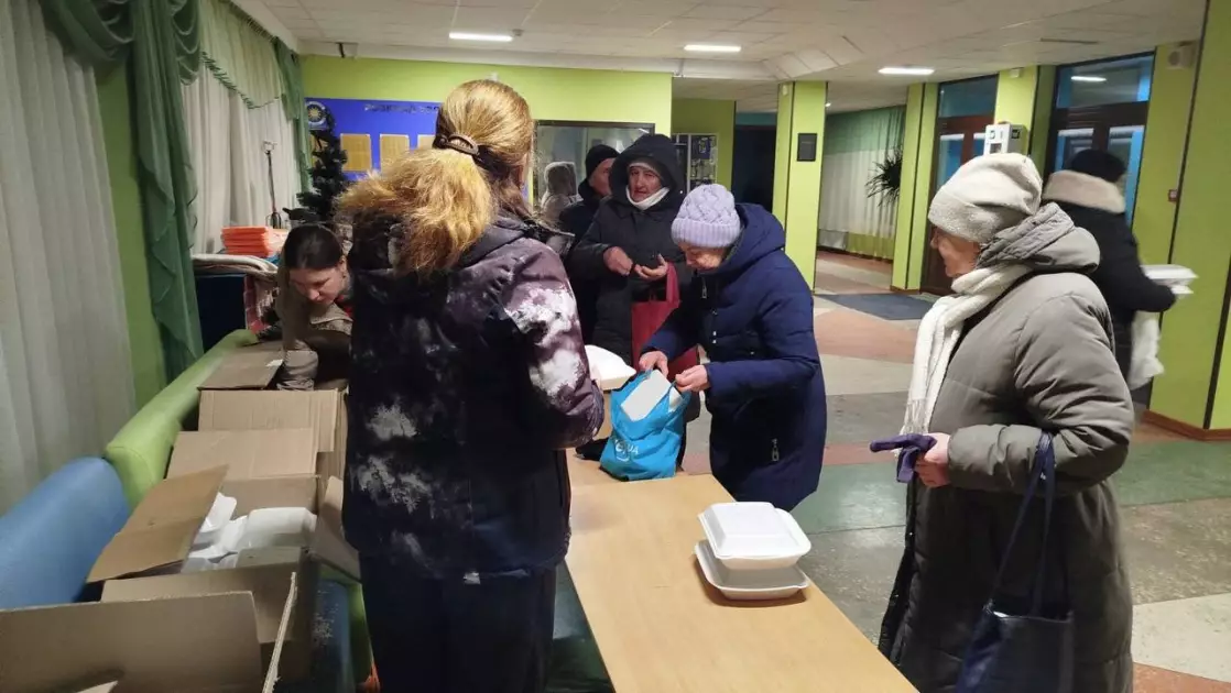 У Голосіївському районі киянам продовжують роздавати гарячі обіди - 2