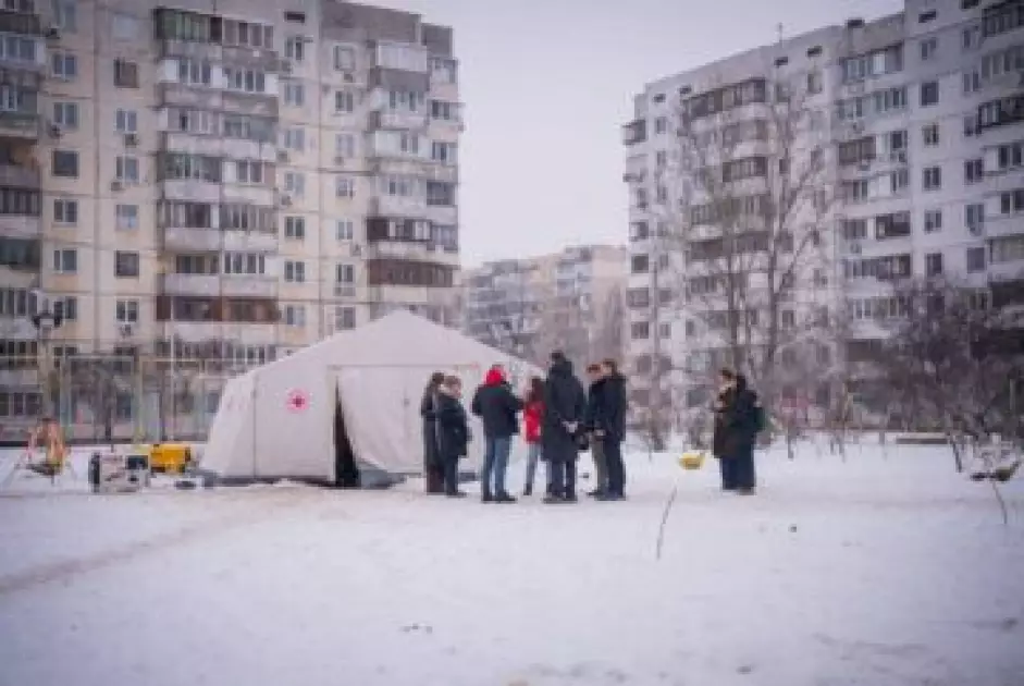 56 точок гарячого харчування: як у Києві допомагають людям після ударів по енергетиці - 1