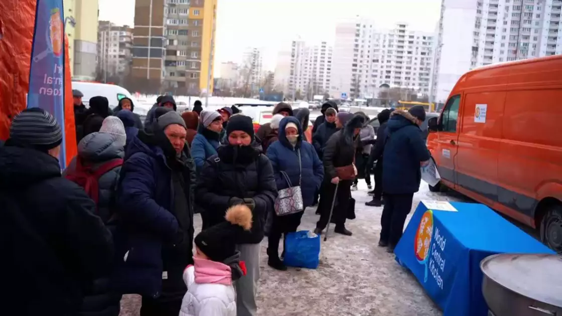 Намети, медики й поліція: як у Києві організували екстрений обігрів для тисяч людей - 6