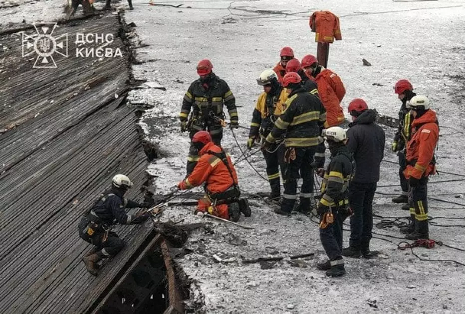 Намети, медики й поліція: як у Києві організували екстрений обігрів для тисяч людей - 3