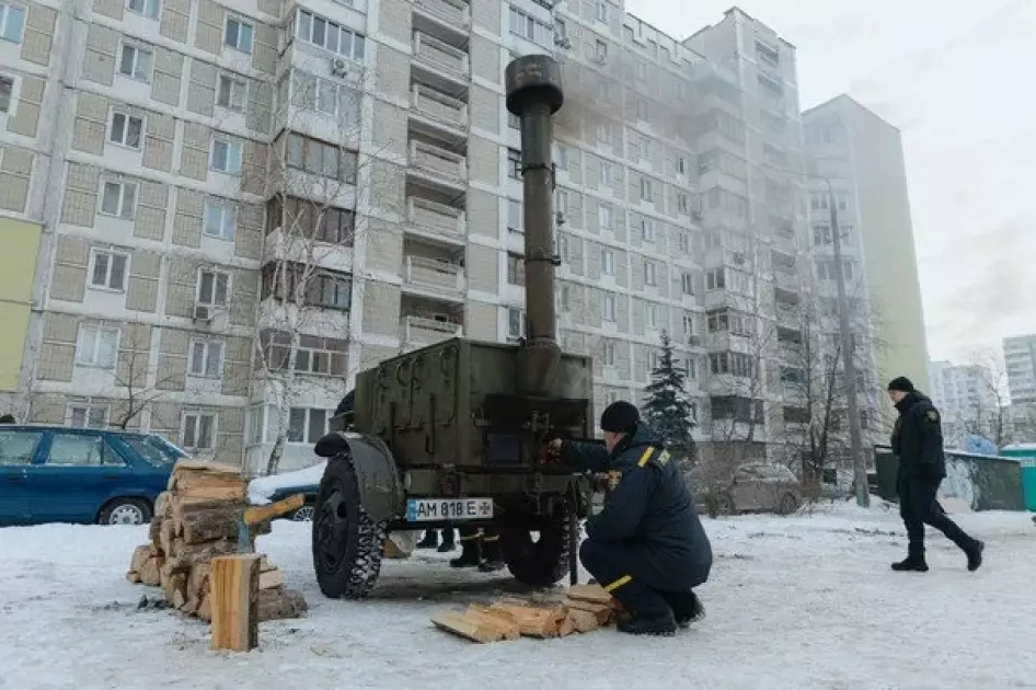 Намети, медики й поліція: як у Києві організували екстрений обігрів для тисяч людей - 1