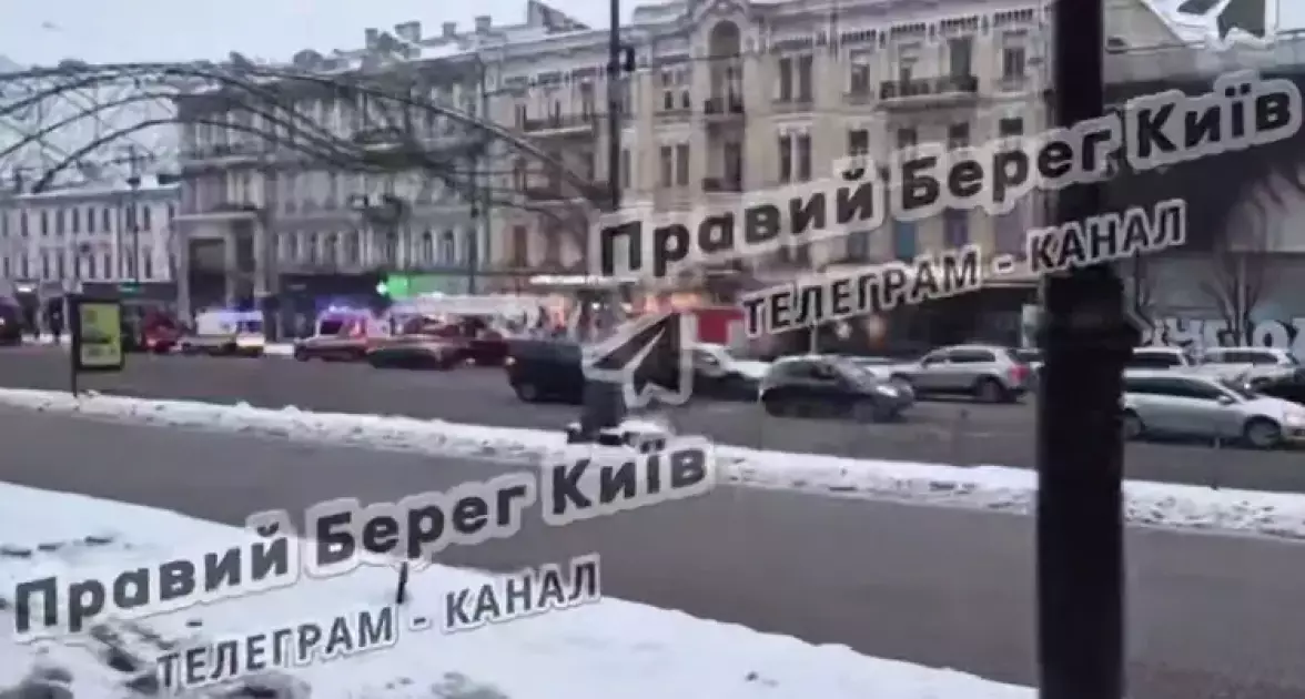 Хрещатик у диму: у Києві горить 4-поверхова офісна будівля - 1