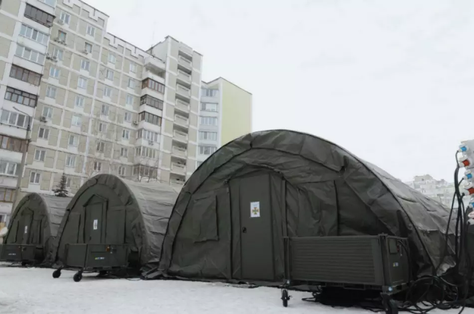 Київ реагує на кризу: на Троєщині запрацювали намети для обігріву та підзарядки - 1