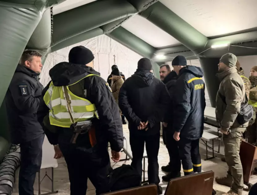 Київ реагує на кризу: на Троєщині запрацювали намети для обігріву та підзарядки - 3