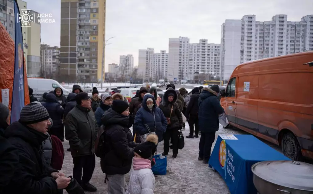 Гаряча їжа для столиці: у пунктах обігріву Києва нагодували понад 6 400 людей - 1
