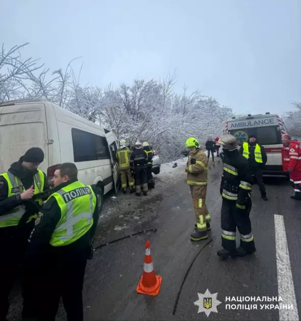 На Київщині масштабна ДТП з маршруткою: двоє загиблих, семеро поранених - 1