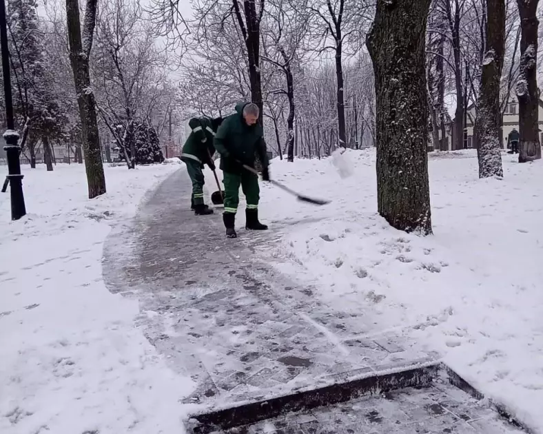 Київ чистять від снігу та ожеледиці: на вулицях працюють 230 одиниць спецтехніки - 2