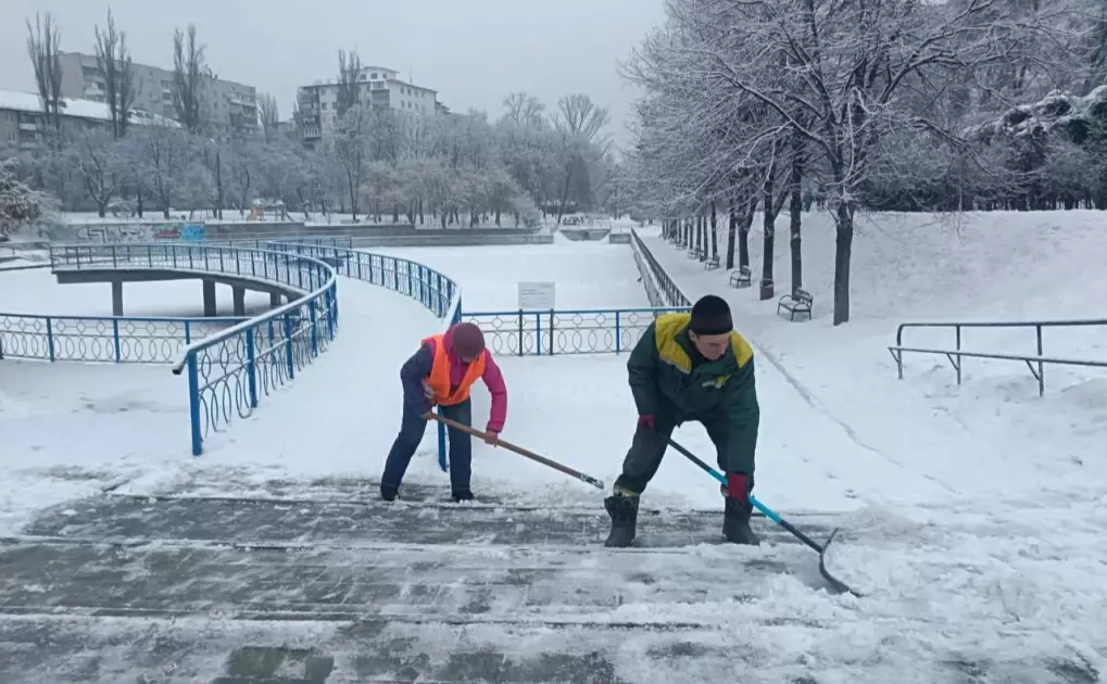 Київ чистять від снігу та ожеледиці: на вулицях працюють 230 одиниць спецтехніки - 1