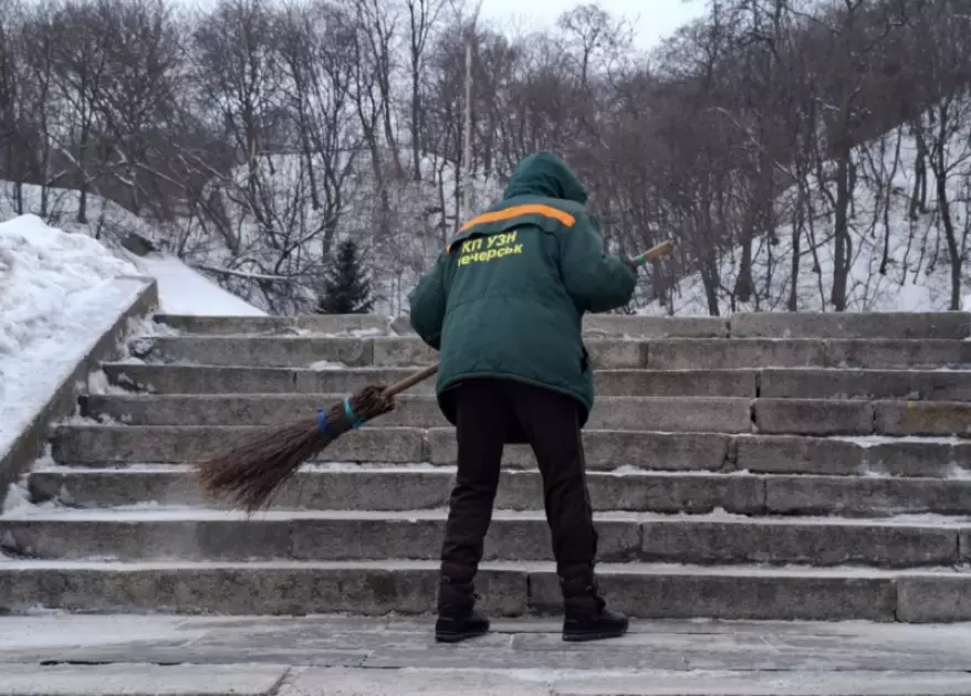 Київ під снігом: на вулицях працюють понад 200 одиниць спецтехніки - 4