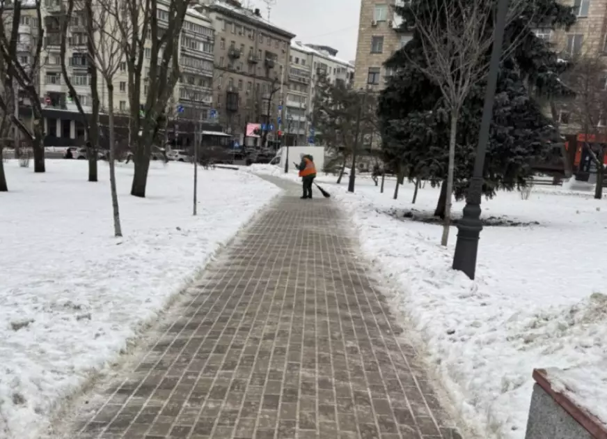 Київ під снігом: на вулицях працюють понад 200 одиниць спецтехніки - 2