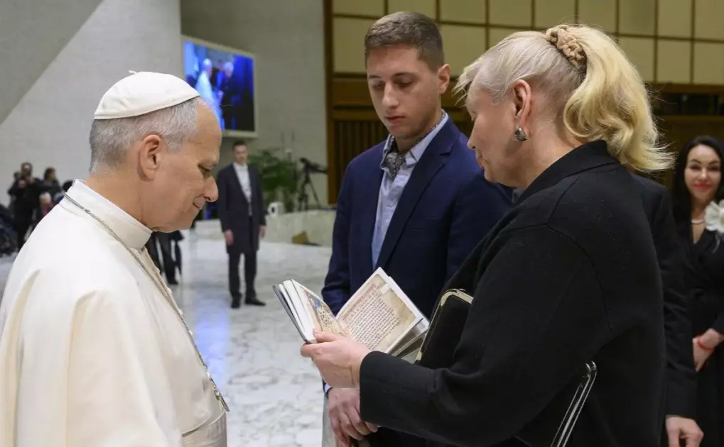Українська духовна спадщина у Ватикані: Папі Римському передали книгу про Софію Київську - 1