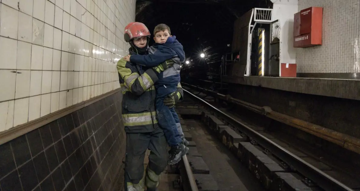 Поїзди застрягли в тунелях: у Києві під час аварії в метро евакуювали 481 людину - 1