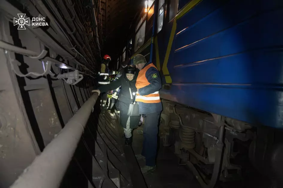 Поїзди застрягли в тунелях: у Києві під час аварії в метро евакуювали 481 людину - 2