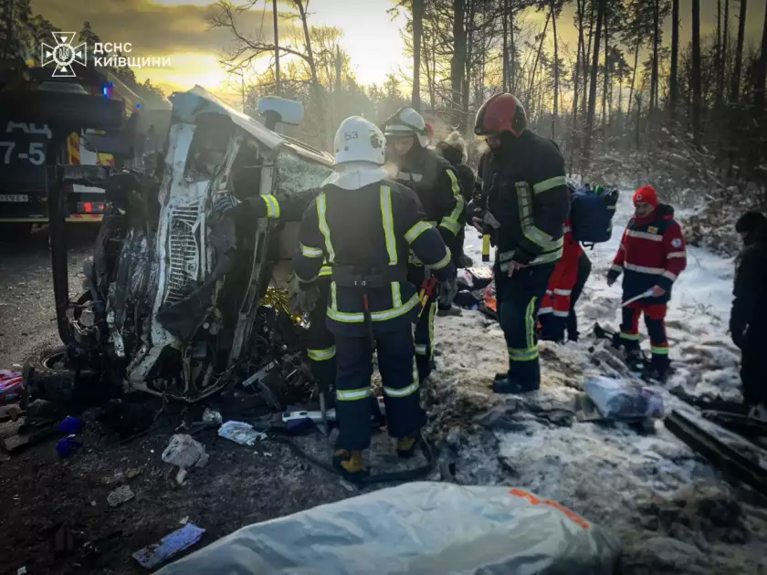На трасі під Києвом зіткнулися чотири автівки, є жертви. Кадри з місця події - 1
