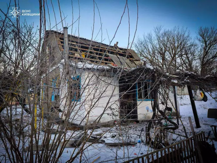 Росіяни били по мирних мешканцях Київщини: в одному з будинків винесло стіну - 1