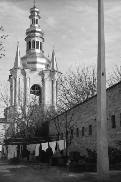 Білизна на тлі бароко: у мережі показали унікальне фото 1967 року, де в дзвіниці Лаври був гуртожиток - 1