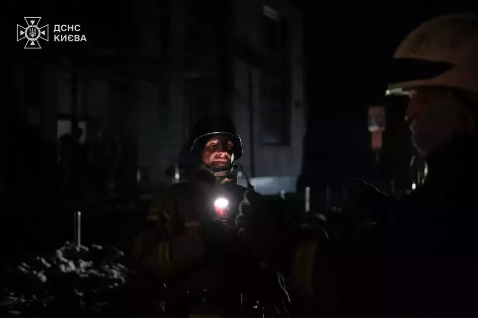 Пожежі на висоті й мінус 20: як ДСНС Києва ліквідовувала наслідки масованої атаки - 5