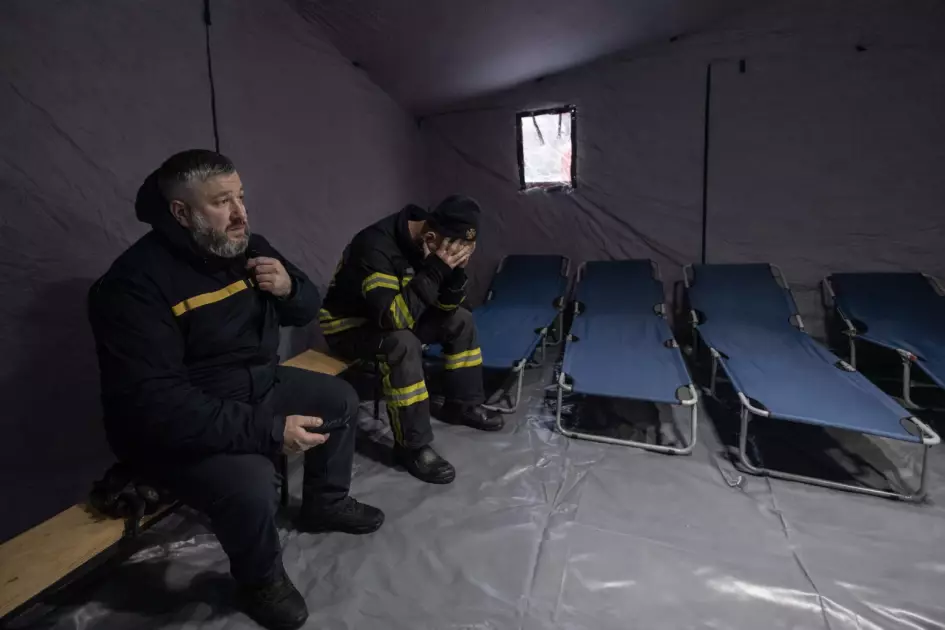 У Дніпровському районі Києва на території школи розгорнули намети ДСНС: як це виглядає і для чого вони потрібні - 1
