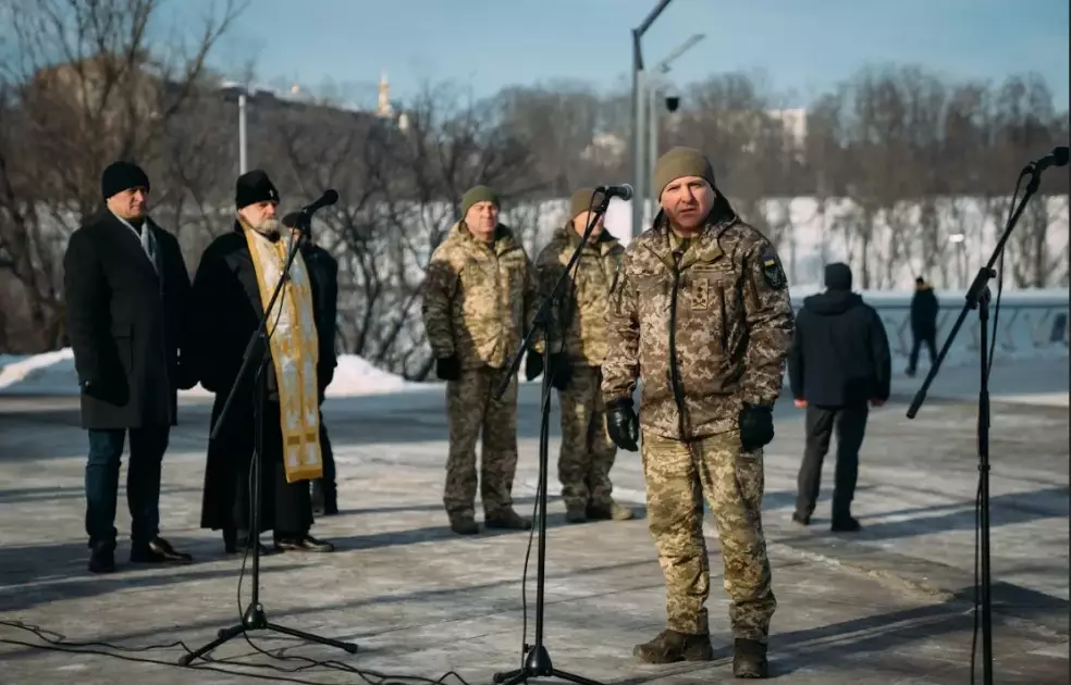 Кардіограма війни: у центрі Києва з’явилася артінсталяція з антидронової сітки - 2