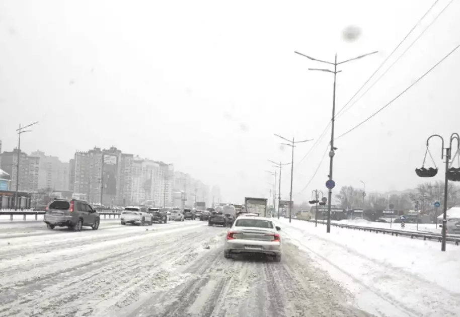 Вулиці Києва під снігом: водії стикаються з заторами та ожеледицею - 1