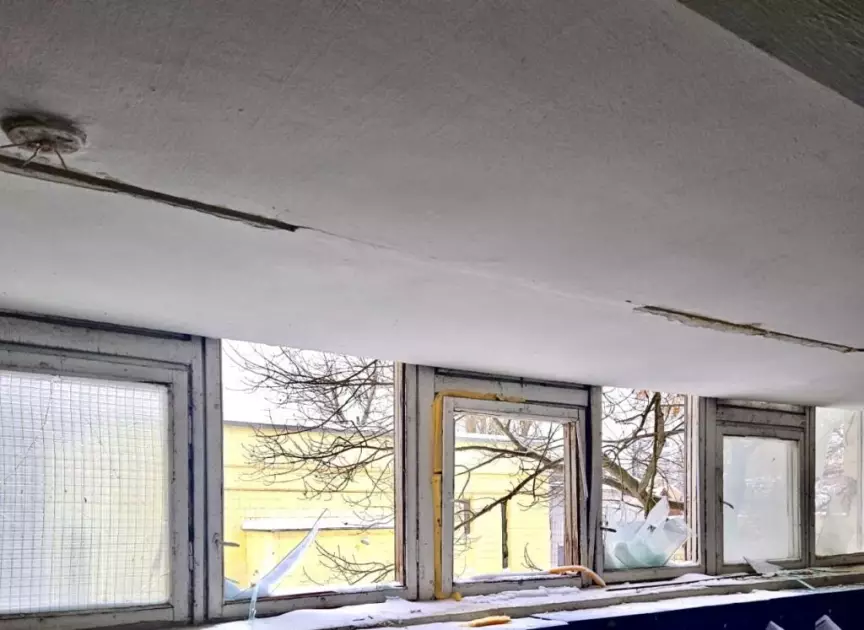 Удар по дитячому простору: під час обстрілу Києва пошкоджено Національну бібліотеку України для дітей - 1