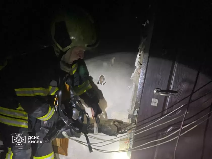 Пожежа на Антоновича: рятувальники вивели 10 мешканців багатоповерхівки - 1