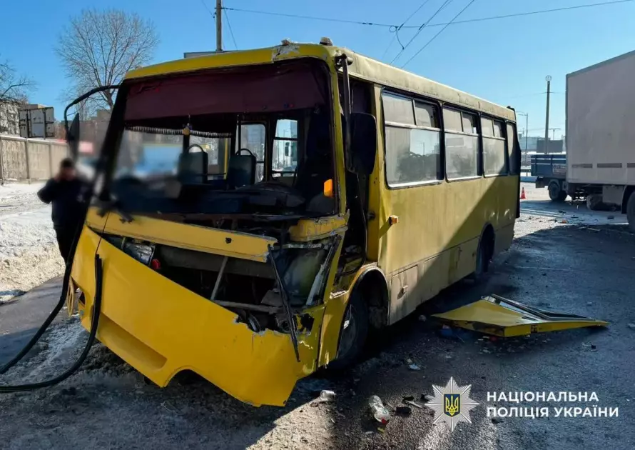 У Києві вантажівка врізалась у маршрутку: постраждали пасажири, людей госпіталізували - 1
