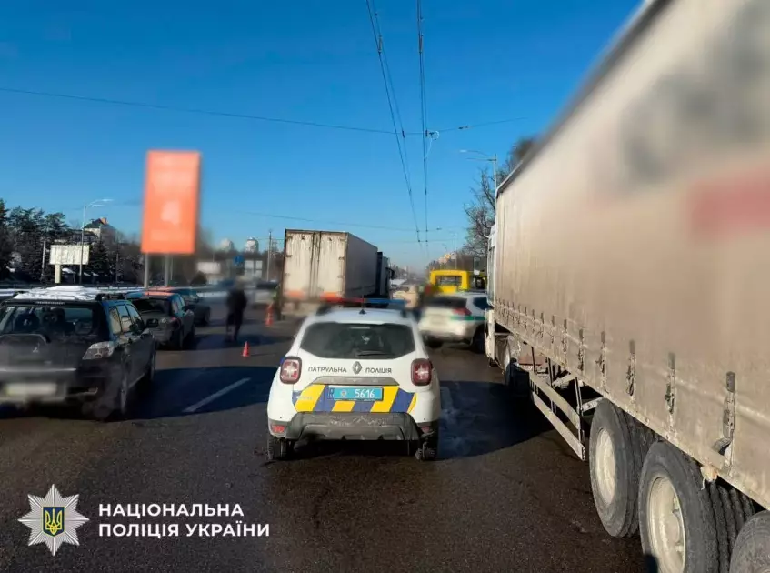 У Києві вантажівка врізалась у маршрутку: постраждали пасажири, людей госпіталізували - 2