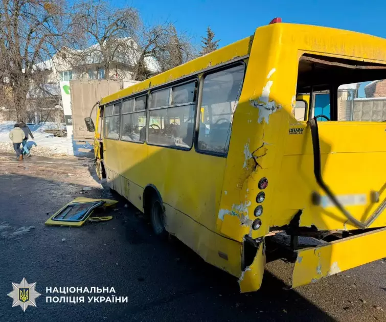 У Києві вантажівка врізалась у маршрутку: постраждали пасажири, людей госпіталізували - 3