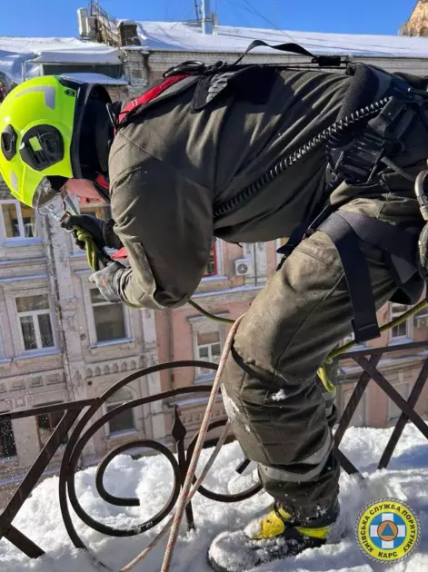 У Києві рятувальники збивають небезпечні бурулі з дахів - 2