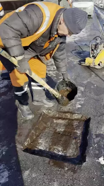 Аварійні ями в Києві закривають холодним асфальтом: як ремонтують дороги взимку - 1