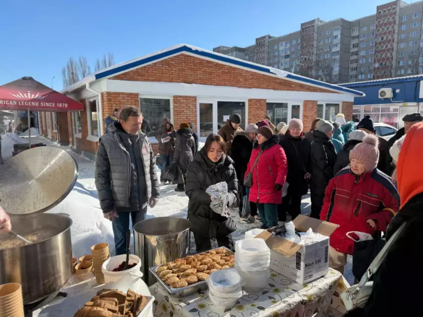 На Оболоні під час морозів зігріли гарячими обідами близько 1000 людей - 1
