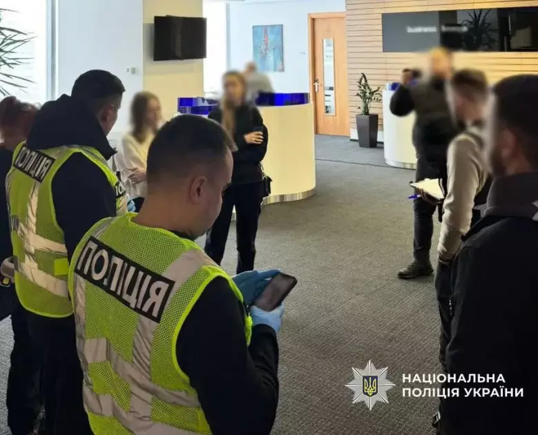 Нелегальна міграція за готівку: у столиці діяла схема з підробленими документами - 2