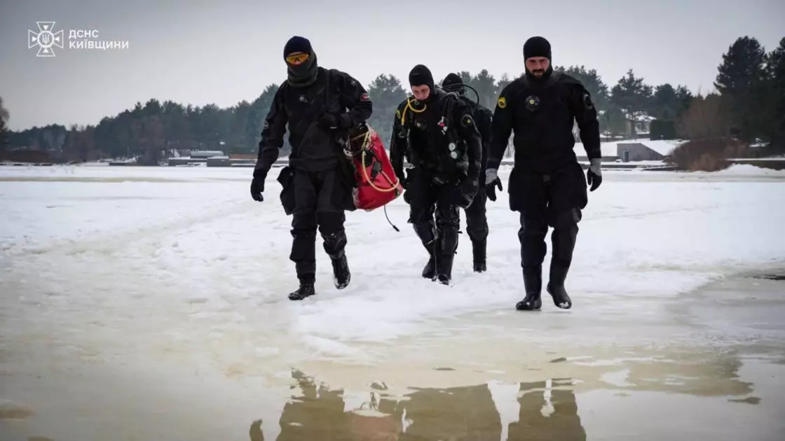 Після тижня пошуків на Київському морі рятувальники продовжують шукати водія затонулого УАЗа - 2