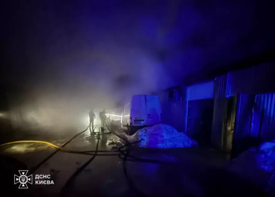 У Бортничах палали автівки і склад: пожежу гасили понад годину - 1