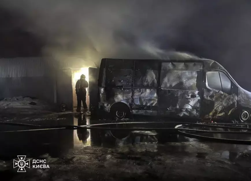У Бортничах палали автівки і склад: пожежу гасили понад годину - 2