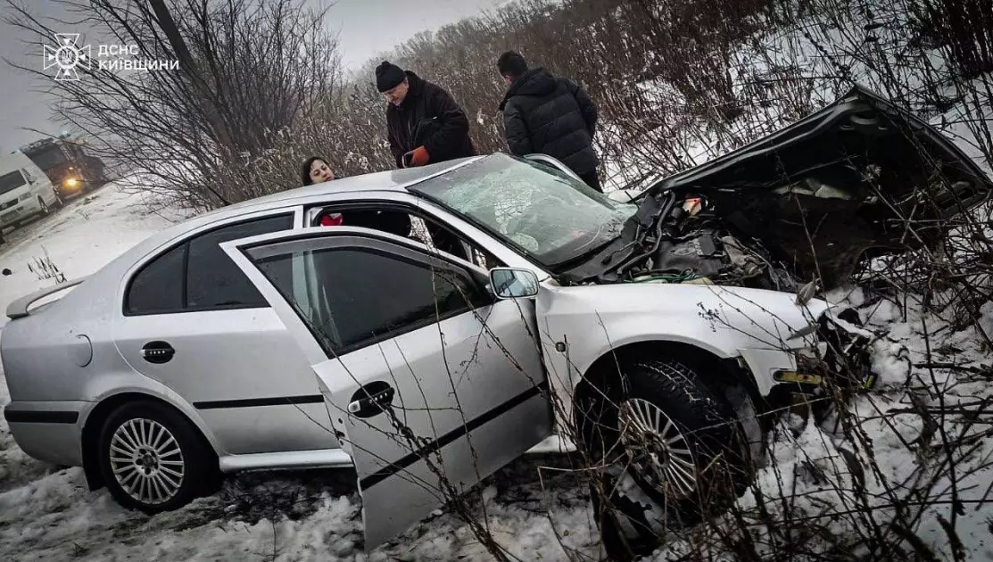 Серйозна ДТП під Києвом - на Броварщині людей вирізали з понівечених авто - 1