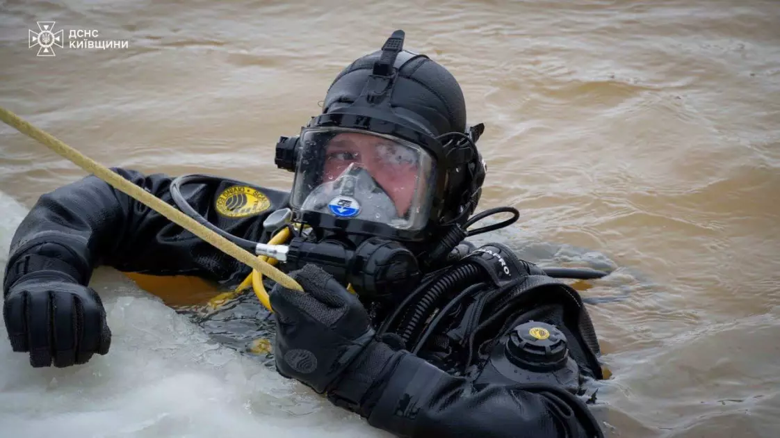 На Київському морі вже тиждень шукають водія авто, що пішло під кригу - 1