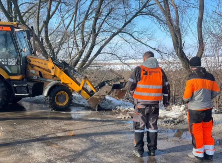 На Київщині розчищають дороги після снігопаду: на трасах працюють десятки одиниць техніки - 1