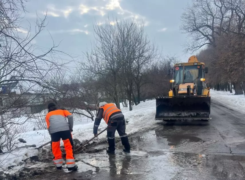 На Київщині розчищають дороги після снігопаду: на трасах працюють десятки одиниць техніки - 2