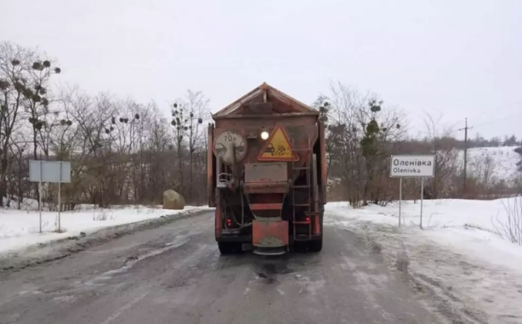 На Київщині розчищають дороги після снігопаду: на трасах працюють десятки одиниць техніки - 3