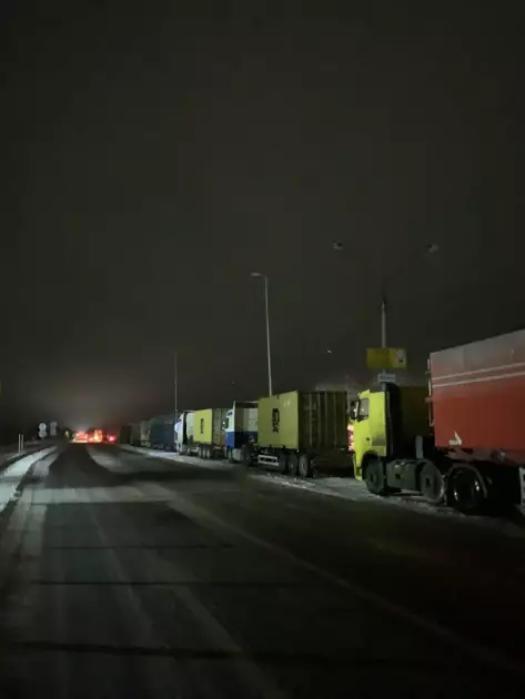 Зима паралізувала Київ і область: кілометрові затори, сотні ДТП і бездіяльність служб - 6