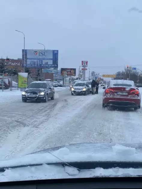 Зима паралізувала Київ і область: кілометрові затори, сотні ДТП і бездіяльність служб - 1