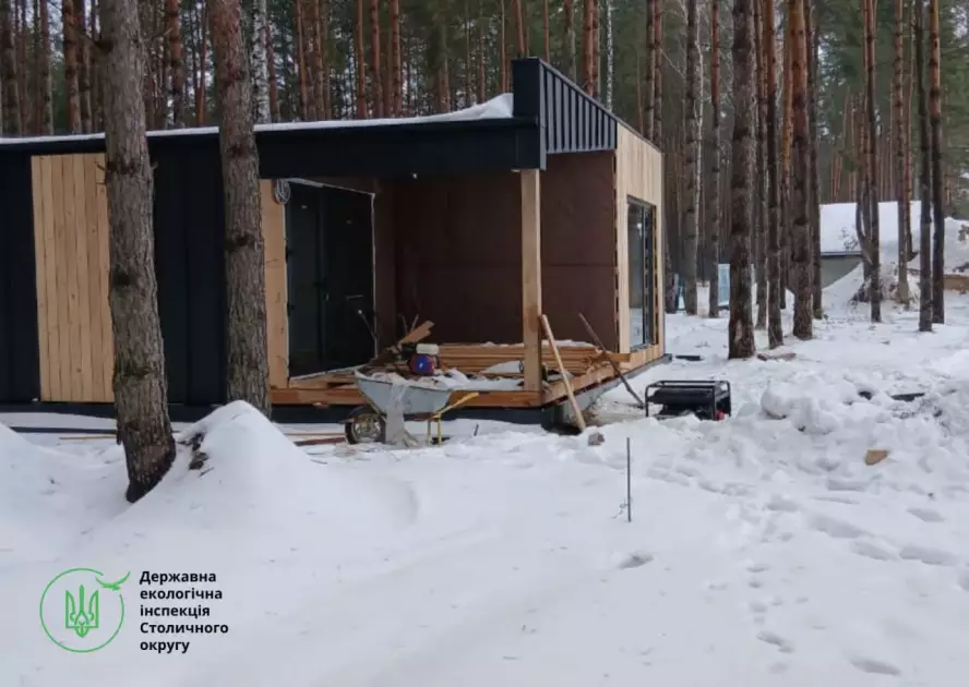 На березі Київського водосховища виявили незаконне будівництво без дозволів - 1